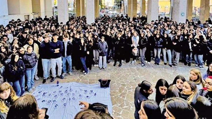 Le studentesse nella “lista stupri”: scritta shock al liceo Giulio Cesare