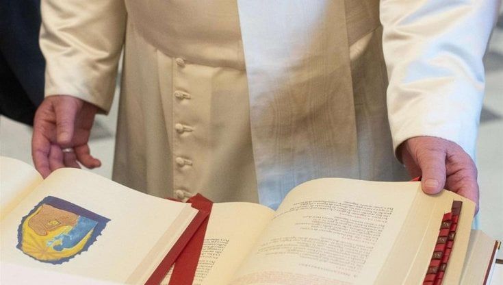 "Confesso a voi fratelli e... sorelle", tutte le novità del nuovo Messale