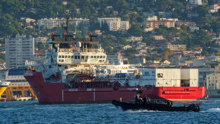 Migranti, il primo sbarco agita la destra francese. Meloni-Macron, è scontro sui numeri