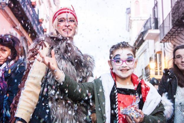 Forio, tra carri e musica i 100 anni del Carnevale di Monterone