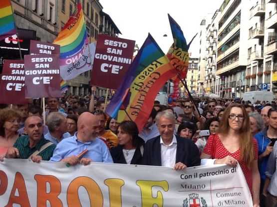 Milano, Pisapia partecipa al corteo del Gay Pride