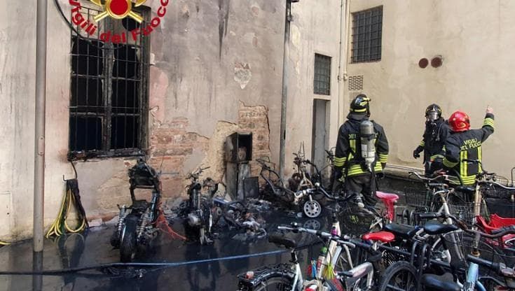 Motorini a fuoco in via Cavour, evacuato per precauzione un asilo