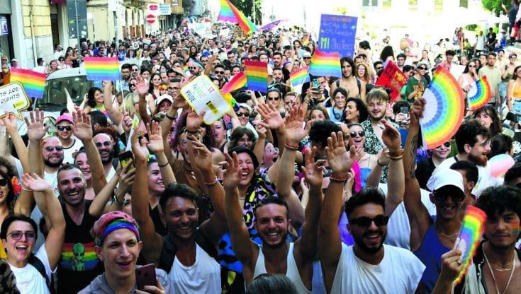 Aggressione omofoba Bari il giorno dopo il Pride: due feriti nel parco Rossani. Il sindaco Decaro: "Non resterà impunita". Zan: "Visibilità genera violenza"