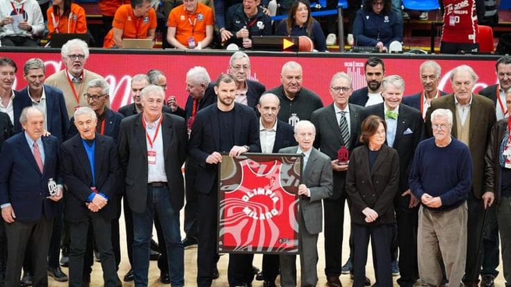 Basket, vecchie glorie e vittoria: la festa dell’Armani con le star dei novant’anni