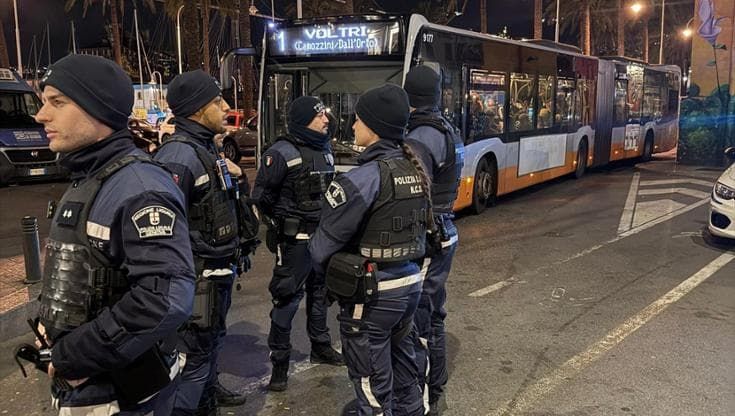 Sicurezza, stretta in Liguria: vigili sui bus Amt e i sindacati chiedono guardie giurate sui treni