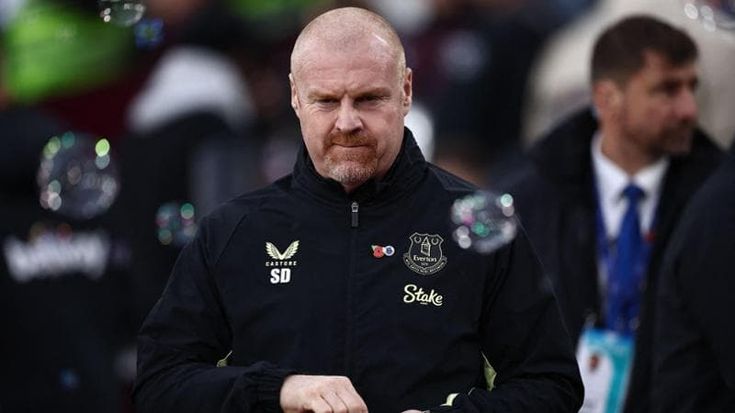 Everton, via l’allenatore tre ore prima di una partita: i Friedkin hanno licenziato Dyche