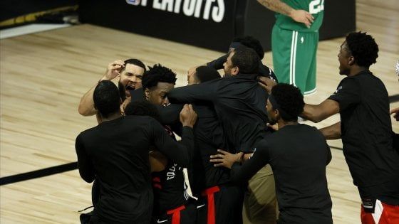 Basket, playoff Nba: Leonard stende Denver, Toronto sulla sirena riapre la serie con Boston