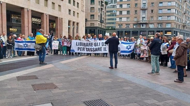 Israele, comunità ebraica in piazza San Babila per ricordare gli attacchi del 7 ottobre. Lo striscione: “Liberare gli ostaggi per cessare il fuoco”