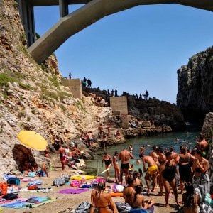 Salento, tuffo di 15 metri dal Ciolo: 21enne turista francese ferita gravemente 