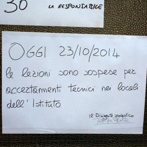 Palermo, si stacca finestra del bagno della elementare, due bambini feriti