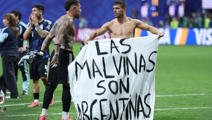 Giocatori dell’Argentina in campo con uno striscione sulle Malvinas. Starmer: “Indaghi la Fifa”