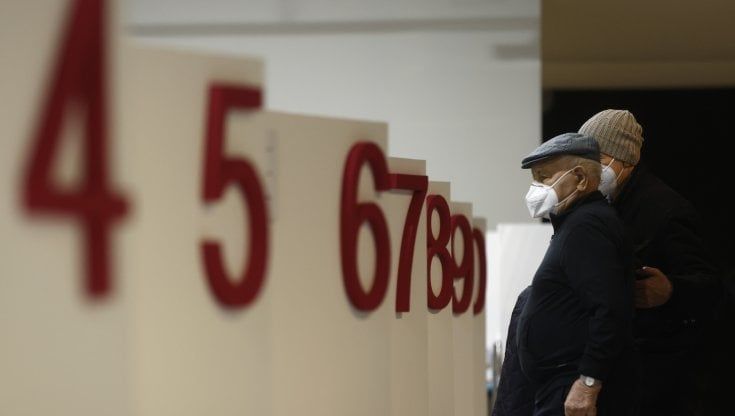 Vaccino Covid, nel Lazio incognita AstraZeneca: "Fino a tutto aprile dosi al rallentatore"