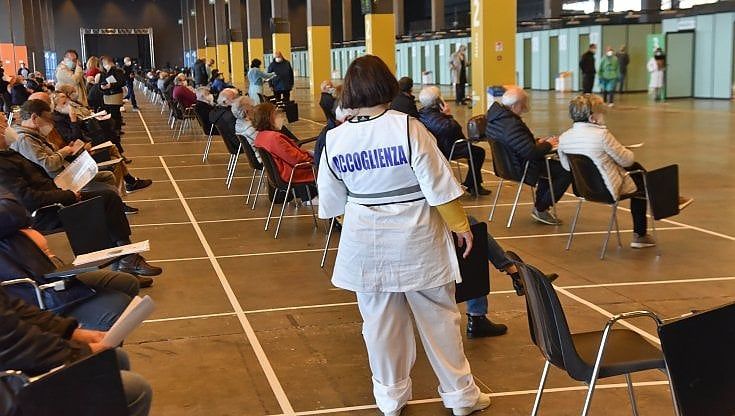 Le nuove raccomandazioni dell'Ecdc: "Niente distanza o mascherina se si incontrano due vaccinati"