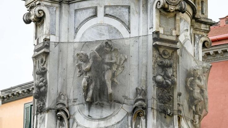 Napoli, via le reti dall’obelisco di piazza del Gesù: 950mila euro per il restauro