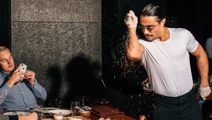 Lo scontrino di Salt Bae da 161mila euro: il vino Petrus fa volare il conto ad Abu Dhabi e fa il giro del mondo