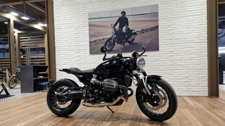 Bmw svela la nuova sport-cruiser R12 e la naked R12 NineT: ecco le classiche del centenario