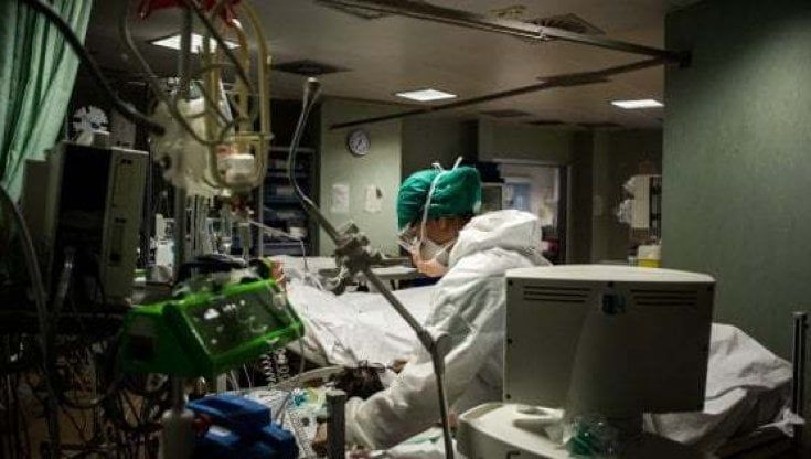 Covid, muoiono due medici in Puglia: avevano 58 e 62 anni. Anelli: "Serve più sicurezza"