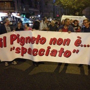 Ora la città che resiste cerca la piazza   
