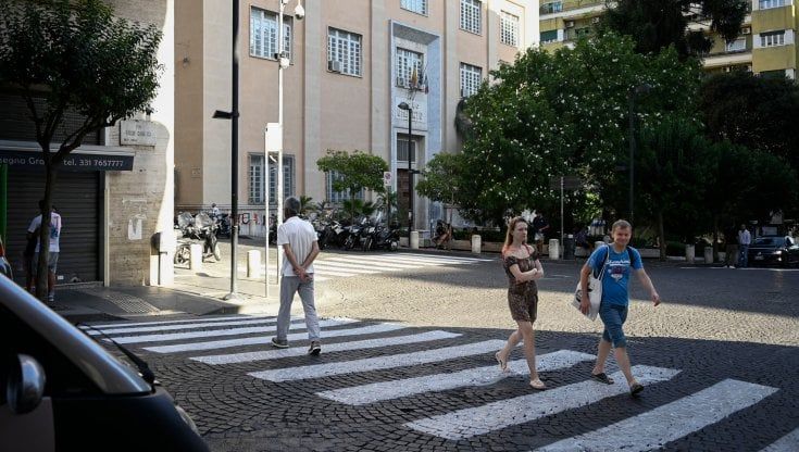 Il Comune ridipinge le strisce pedonali: via a Chiaia e Vomero