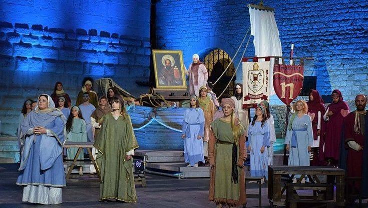 Bari, a San Nicola il corteo storico coinvolge tutta la città: prologo per portare il quadro anche in periferia