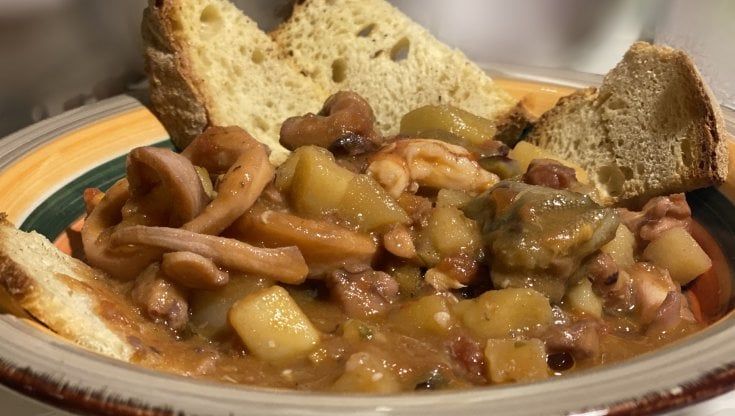Zuppa di polpi e calamari con patate e carciofi 