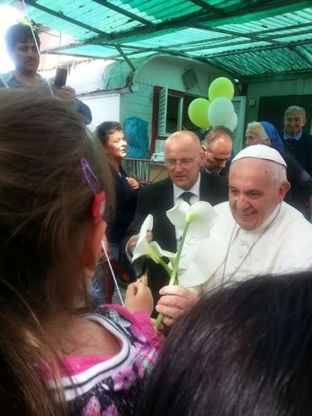 Fuoriprogramma per Papa Francesco: visita alle suore del lunapark di Ostia