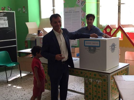 Candidati al voto, Fassina accompagnato al seggio dal figlio