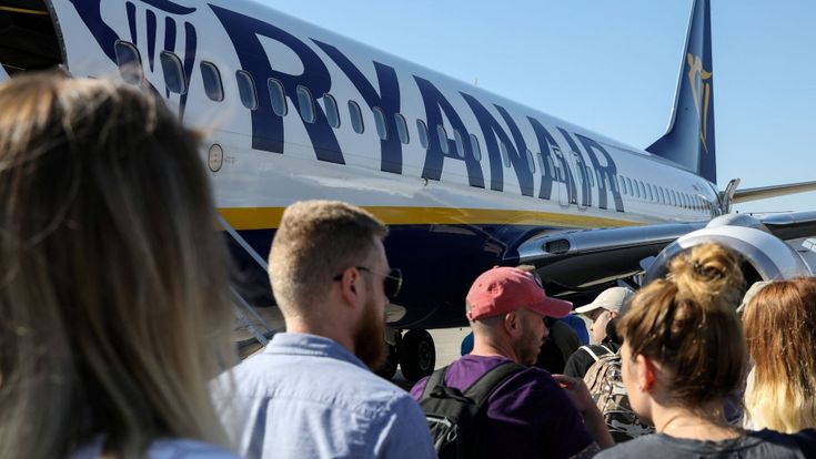 Meno posti in aereo e tempi lunghi a terra: le low-cost a rischio crac per il virus
