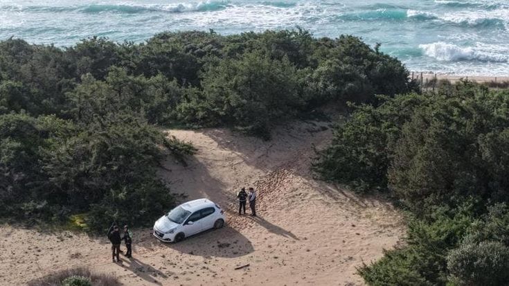 Lascia l'auto su una duna nella Riserva di Porto Cesareo rompendo la recinzione: “Era più comodo”