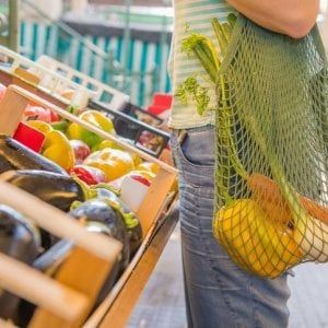 Torna a scendere la fiducia dei consumatori, resta debole il clima tra le imprese