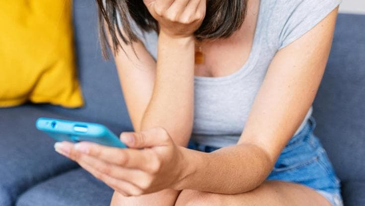 Coppia scambista si lascia e per la donna comincia l’incubo: foto diffuse su social. L’ex a processo
