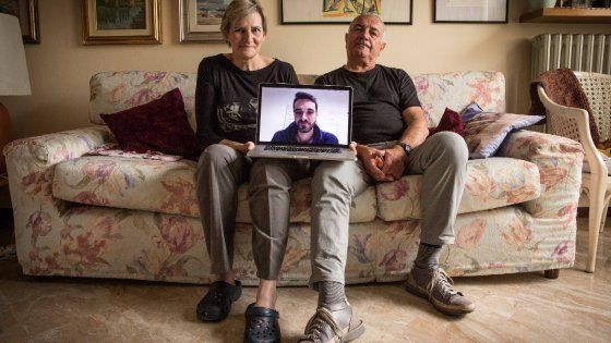 Se lo schermo annulla le (di)stanze: le famiglie di oggi ritratte da Cavallari