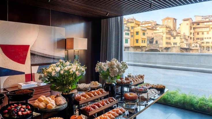 La colazione al Caffè dell’Oro, un rito di eleganza e qualità con vista su Ponte Vecchio