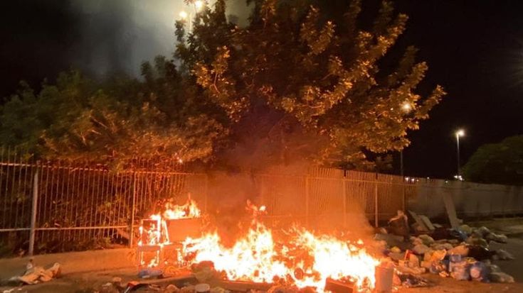 Bari, rogo di rifiuti al San Paolo: sotto un albero in fiamme le buste destinate al porta a porta e mobili abbandonati