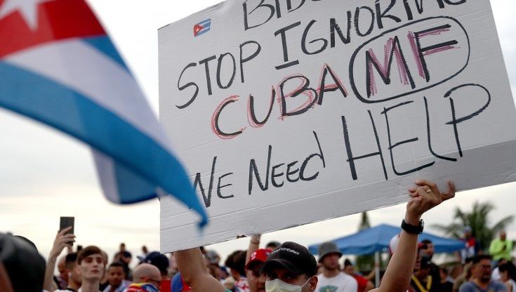 Cuba, un morto nelle proteste. I vescovi in difesa della gente: "Hanno il diritto di manifestare"