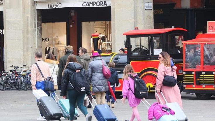 Turisti in crescita a Bologna: 1,8 milioni nel 2024. “L’indotto per la città vale un miliardo”