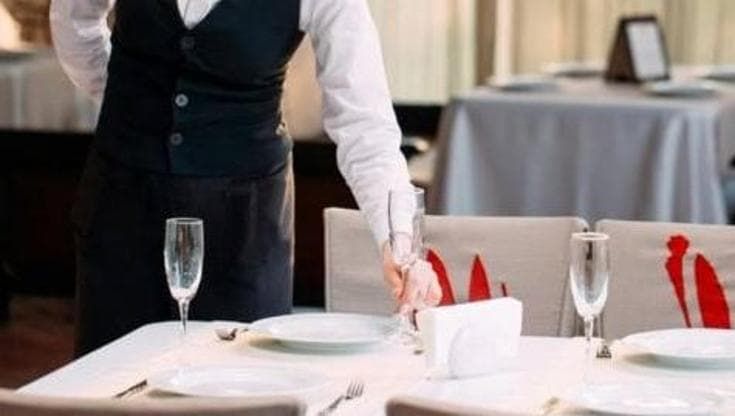 Quattro euro all’ora dalle 7 all’una di notte: “Io, liceale e cameriera, l’ho fatto per studiare”
