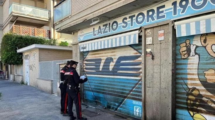 Ostia, spari contro il Lazio Store: pochi mesi fa l’agguato con la bomba carta