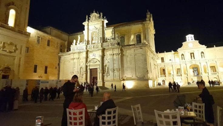 Movida, Lecce premia i locali che investono in sicurezza e telecamere: potranno chiudere 2 ore dopo