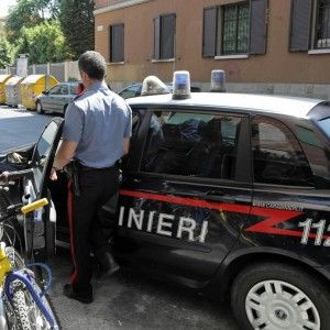 Costringono un compagno di scuola a comprare cellulari rubati