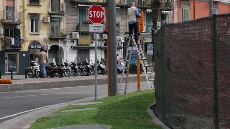 Semafori impazziti alla Riviera, intervengono Comune e Anm: riprogrammati i dispositivi