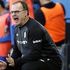 Bielsa e il sacrificio dei tifosi: manda i calciatori del Leeds a fare le pulizie