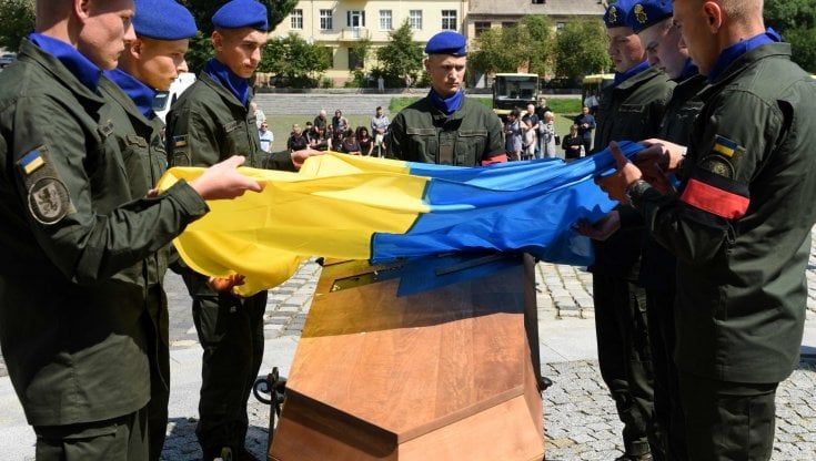 Soldati russi che castrano i prigionieri ucraini. I video delle atrocità postate sul web
