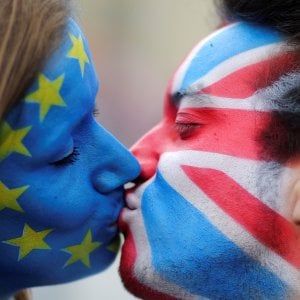 Brexit, il Pil rallenta meno del previsto. E Nissan investe in Gran Bretagna