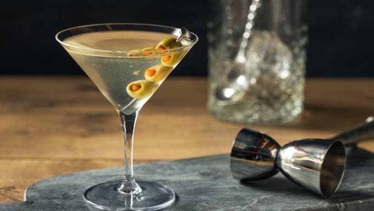 Ecco come le signore londinesi diffondono la moda del Dirty Martini