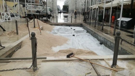 Bari vecchia, coperta dalla sabbia l'area archeologica della piazza: "Motivi di sicurezza"