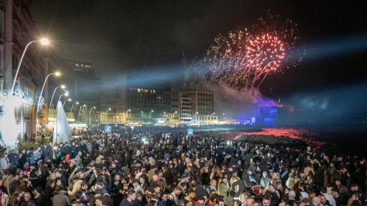 Napoli, migliaia in strada con la pioggia a Capodanno: standing ovation per The Kolors