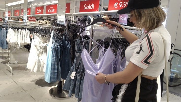Al via i saldi in Campania, i consigli: "Budget prestabilito e attenti ai falsi sconti"