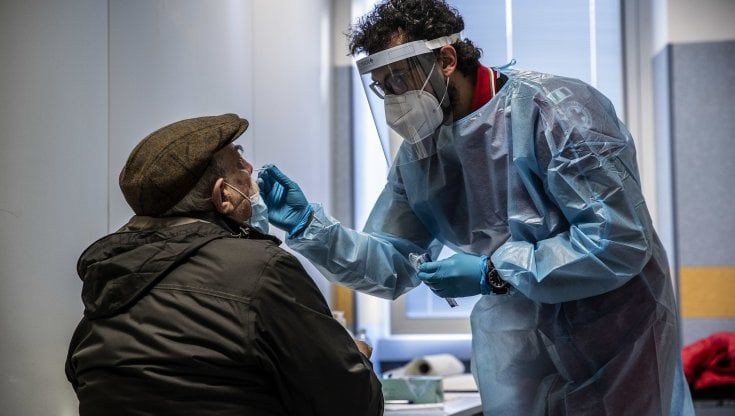 Covid in Lombardia, il bollettino di oggi 2 febbraio: 16.098 nuovi casi e 50 decessi. Tasso di positività al 10,1%