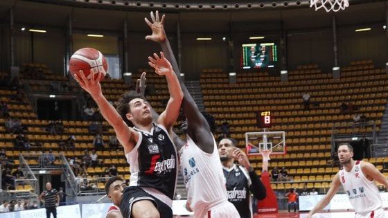 Basket, Supercoppa: Virtus Bologna in semifinale, battuta 74-72 Reggio Emilia